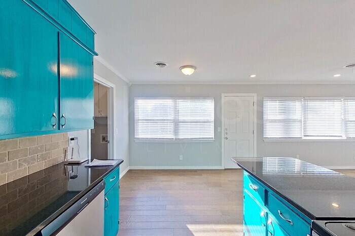 Building Photo - 4418 Mesa Cir