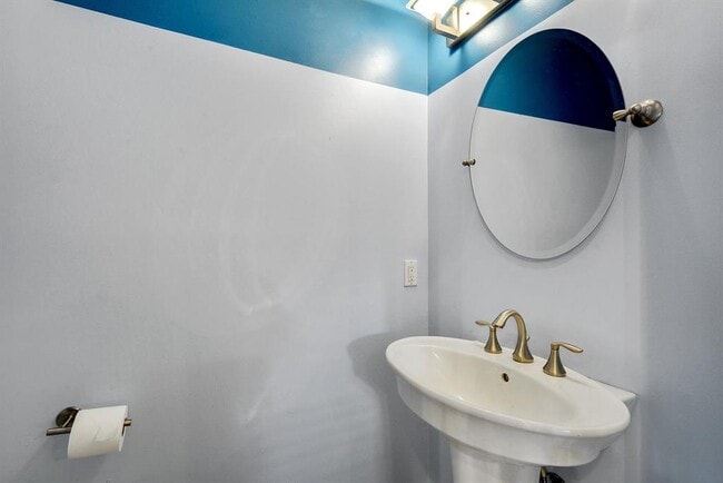 Building Photo - 1203 E 2nd St