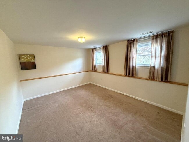 Building Photo - 11 Knollwood Dr