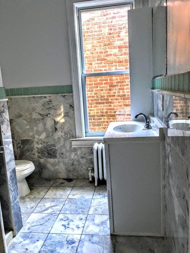 Building Photo - 371 Bergen Ave