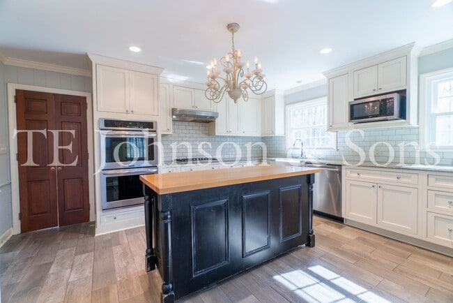 Building Photo - Spacious 5 Bedroom Home in the Heart of Sherwood Forest