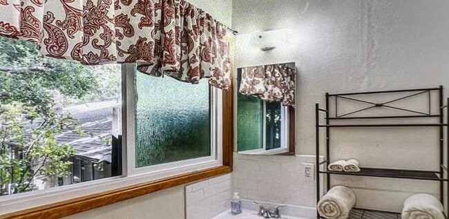 Building Photo - 2105 Via Venado St