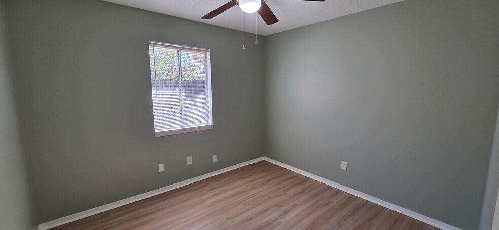 Building Photo - 2114 Ray Ave