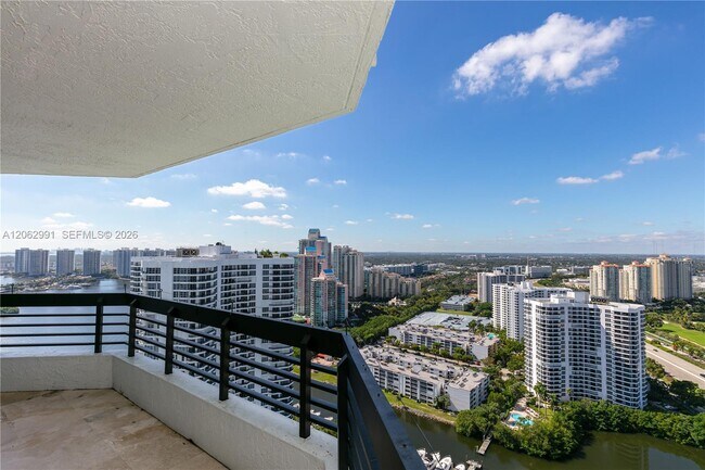 Building Photo - 3500 Mystic Pointe Dr