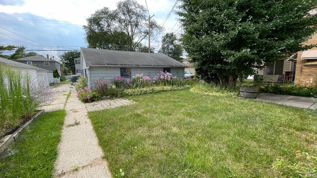 Building Photo - 84th Street  3531-3533