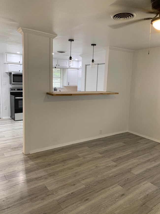 Building Photo - 906 E Walnut St