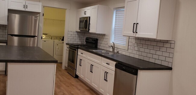 Building Photo - Beautiful 3-Bedroom Home with Bonus Room, ...