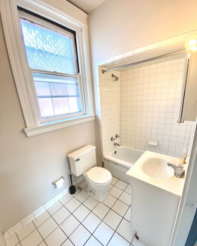 Building Photo - Spacious 4 bed/2 bath on Victor Mins. from...