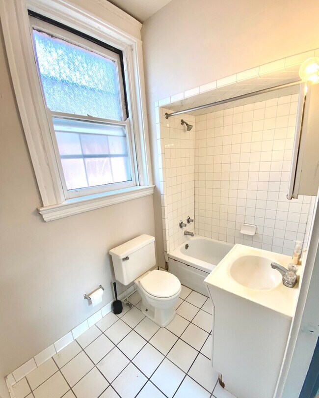 Building Photo - Spacious 5 bed/2 bath on Victor Mins. from...