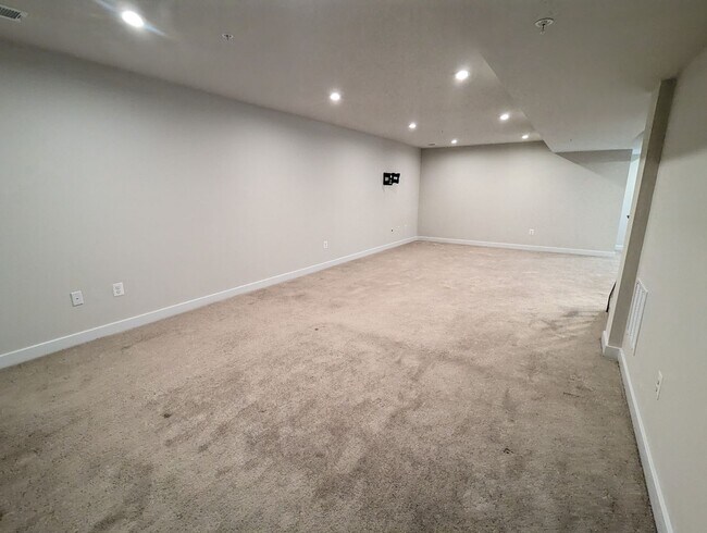 Building Photo - Stunning villa in the Harrison Terrace com...