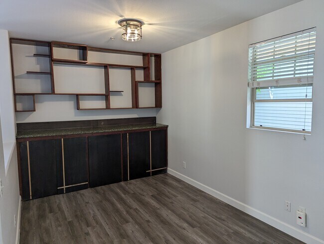 Dining room - 305 W Duarte Rd