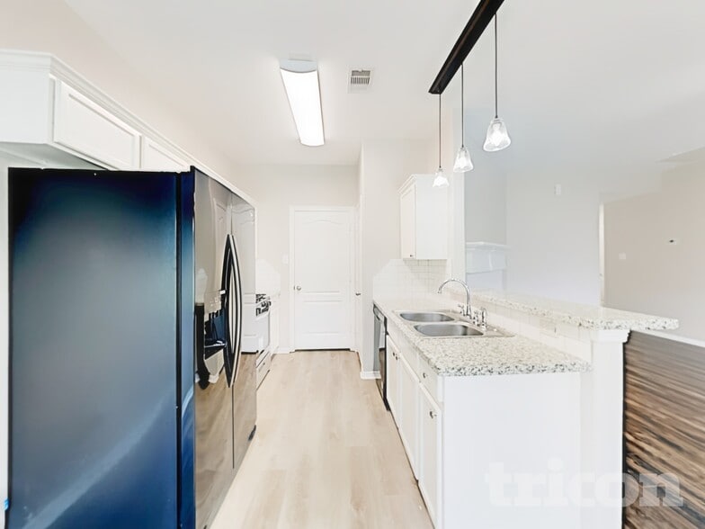 Building Photo - 2002 Briar Grove Dr