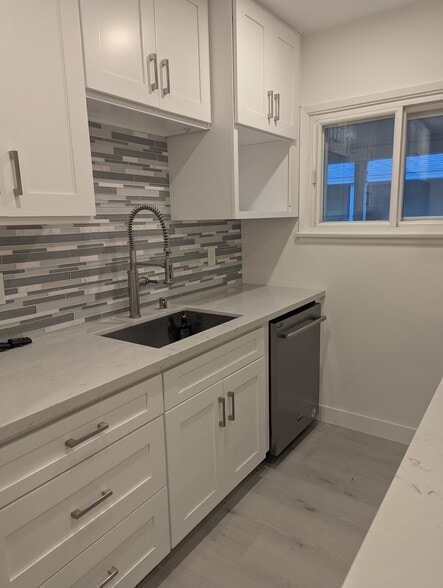 Building Photo - 1906 N Hollywood Way