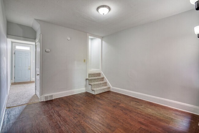 Building Photo - Newly Renovated 3 Bedroom, 1 Bathroom Townhouse