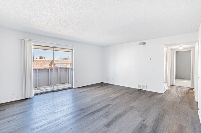 Building Photo - Vibrant Newly Remodeled 2 Bed 1 Bath Condo...