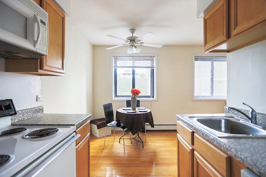 Building Photo - 6040 N Sheridan Rd