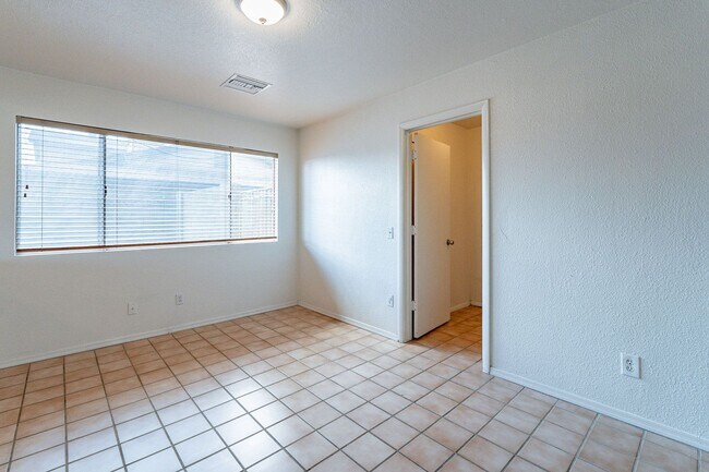 Building Photo - 4501 W Cinnabar Ave
