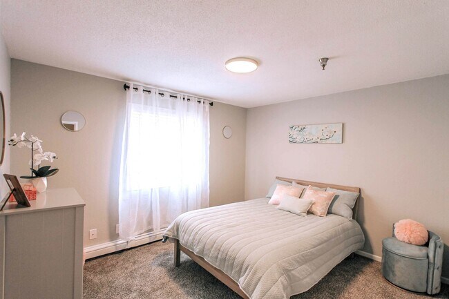 Building Photo - Welcome Home to Lincoln Woods: Modern Livi...