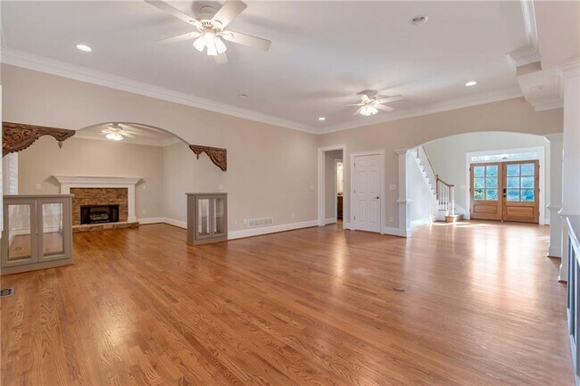 Building Photo - 180 Forest Glen Dr