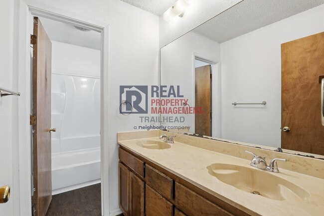 Building Photo - Well-Designed 2 Bedroom Townhome Near Camp Bowie