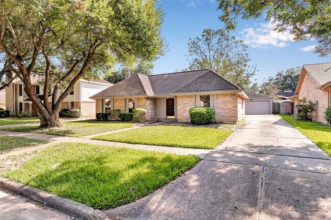 Building Photo - 2710 Green Fields Dr