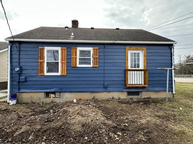 Building Photo - Immediate Move-In! Renovated 2BR House Near Ball State w/ Fireplace & Outdoor Space