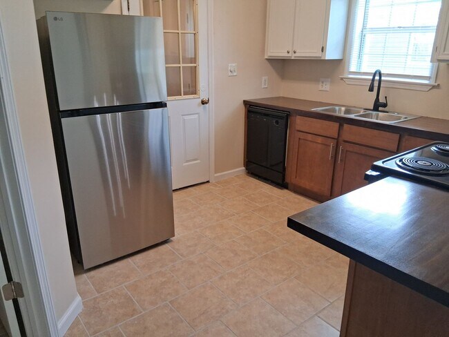 Building Photo - 3BR/2BA Single-Family Home with Versatile Bonus Room & No Carpet!
