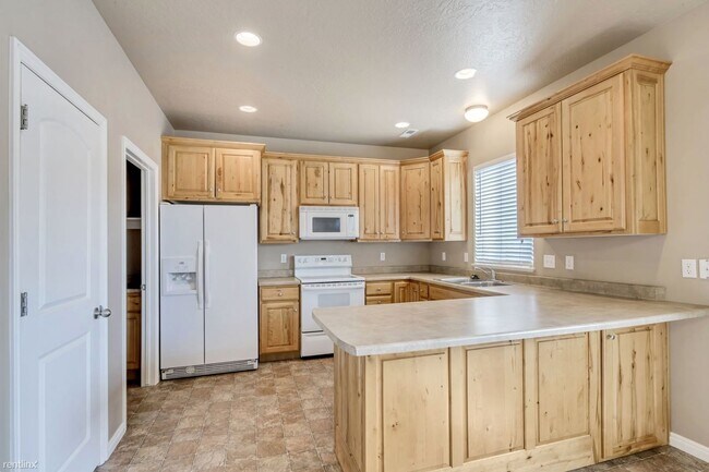 Building Photo - Beautiful Orem Townhouse