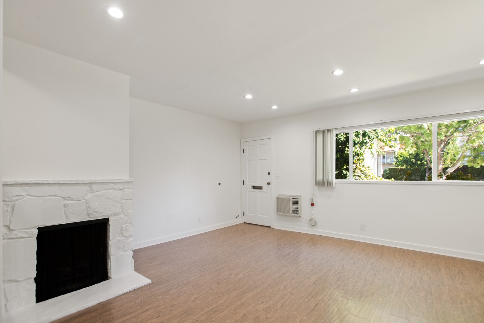 Building Photo - 9910 Robbins Dr