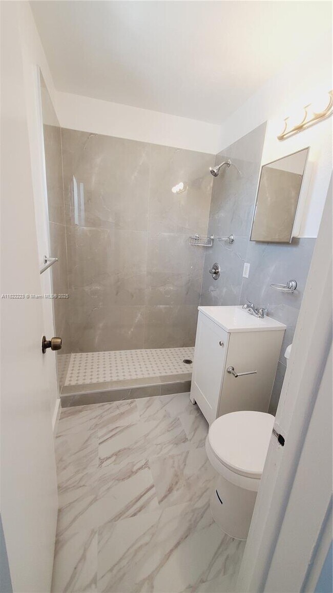 Building Photo - 4450 SW 67th Ave
