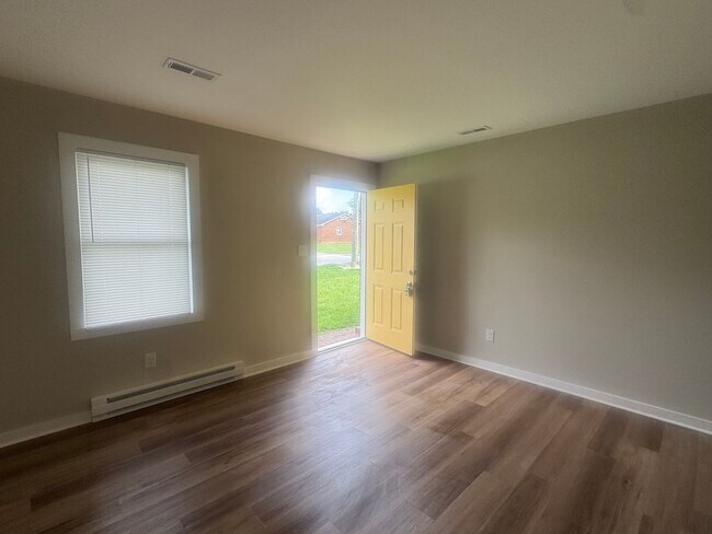 Building Photo - Ligustrum Ct