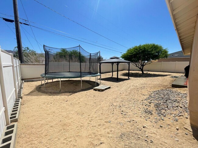 Building Photo - Large 4 Bedroom 2 bath Home in Chocolate Drop Neighborhood