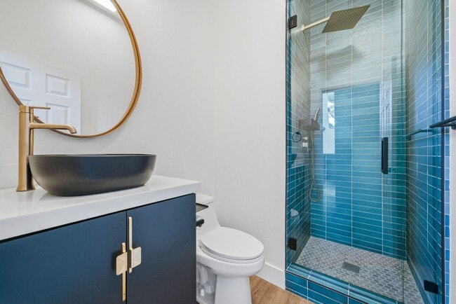 Building Photo - Designer-Upgraded Condo with Loft in Prime Location!