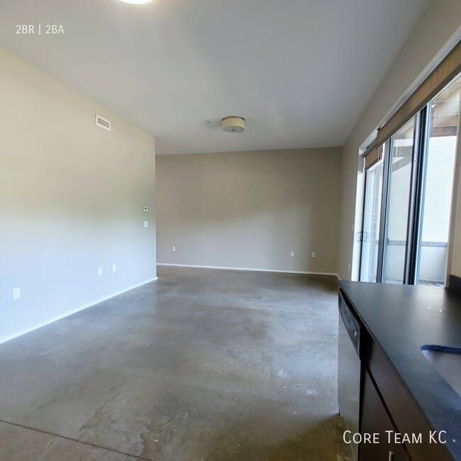 Building Photo - Two bedroom with large patio in Midtown!