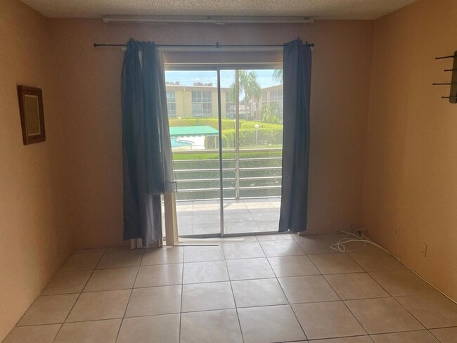 Building Photo - 500 Village Green Cir W