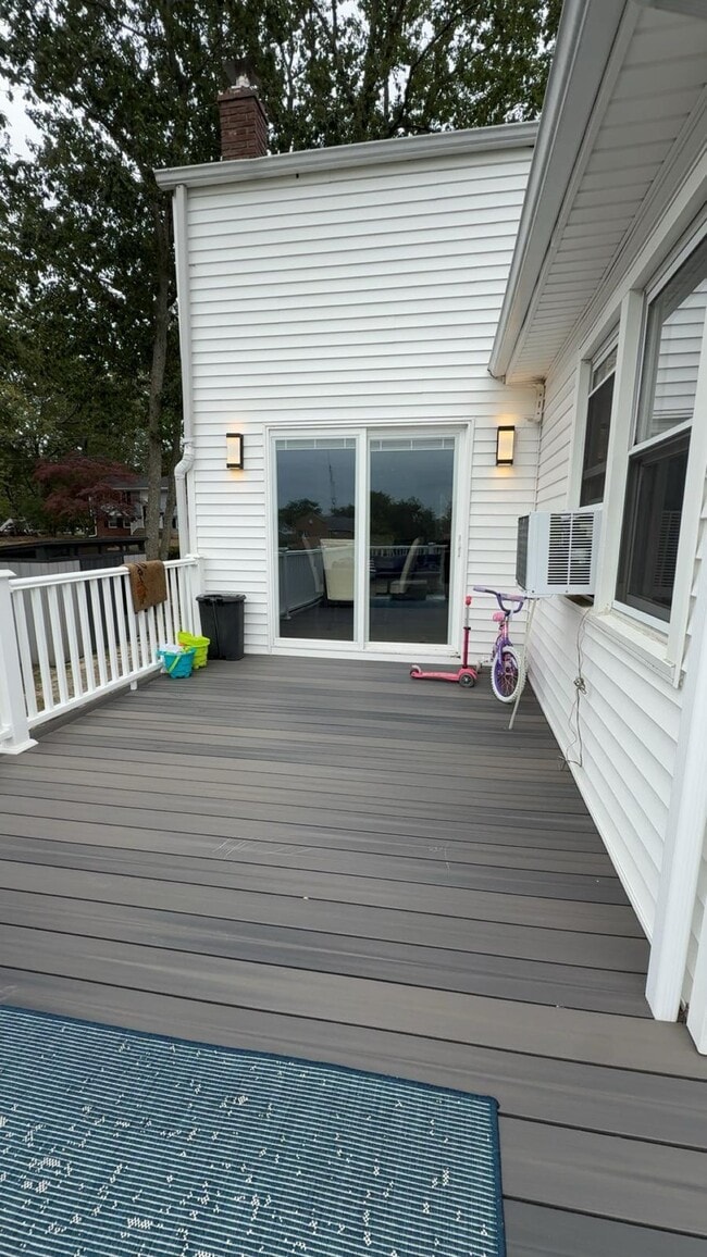 Building Photo - 17 Roslyn Dr