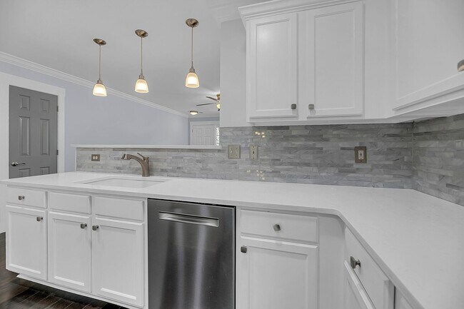 Building Photo - Centrally Located and Beautifully Renovate...