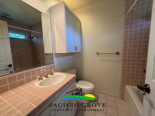 Building Photo - Updated 3 Bedroom in Pacific Grove!
