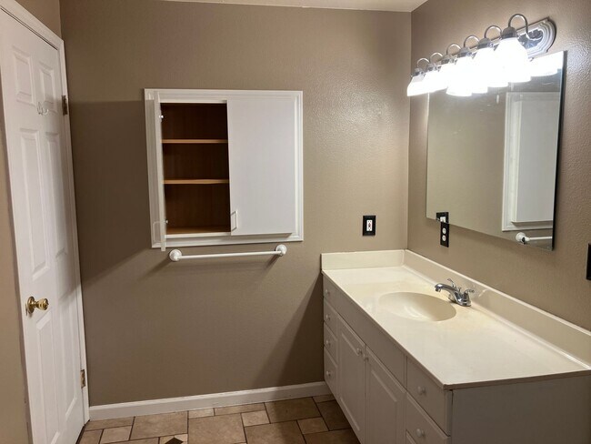Building Photo - 3096 Deering Dr NW
