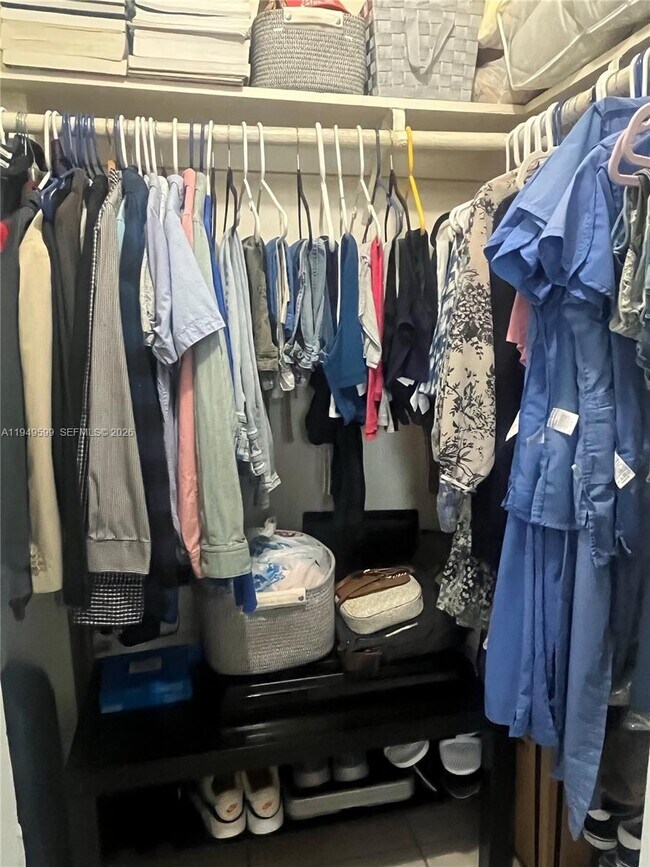 Building Photo - 606 W 81st St