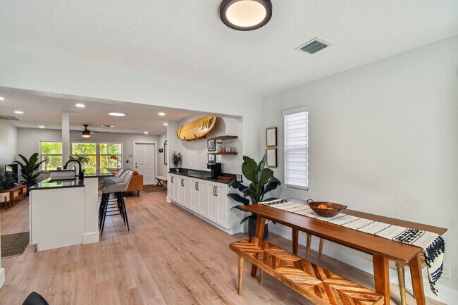 Building Photo - 702 NE 10th Ave