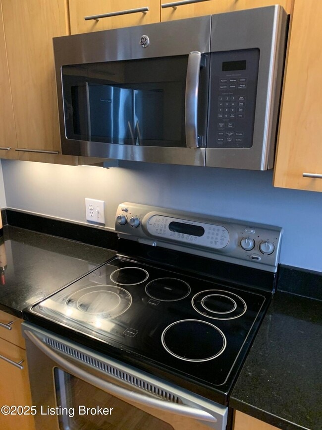 Building Photo - 604 S 3rd St