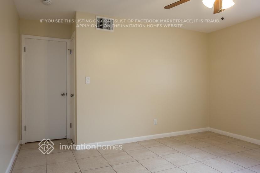 Building Photo - 700 S Rainbow Dr