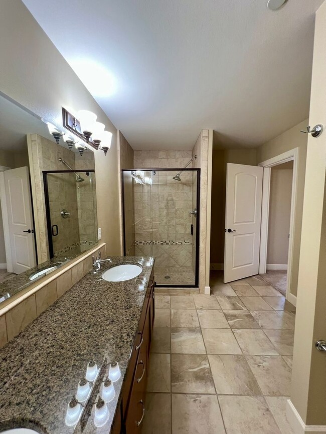 Building Photo - Spacious 2 Bedroom Condo in Fairhaven!
