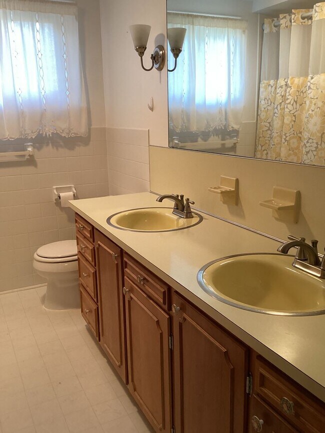 Building Photo - Roomy Updated Home in Established Neighbor...