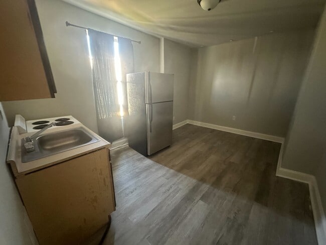 Building Photo - 1325 N 49th St