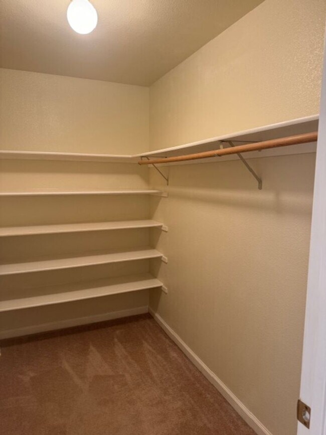 Building Photo - Home in Country Heights Subdivision Area w...