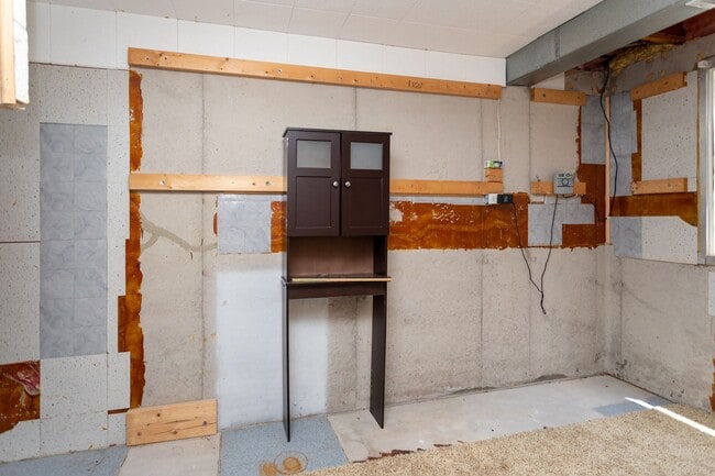 Building Photo - Charming 4-Bedroom Retreat with Modern Upd...