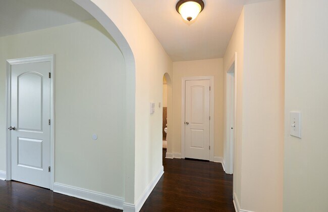 Building Photo - 3223 W Ardmore Ave