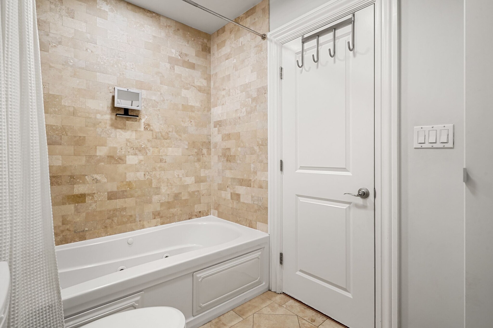 Building Photo - 703 E 4th St